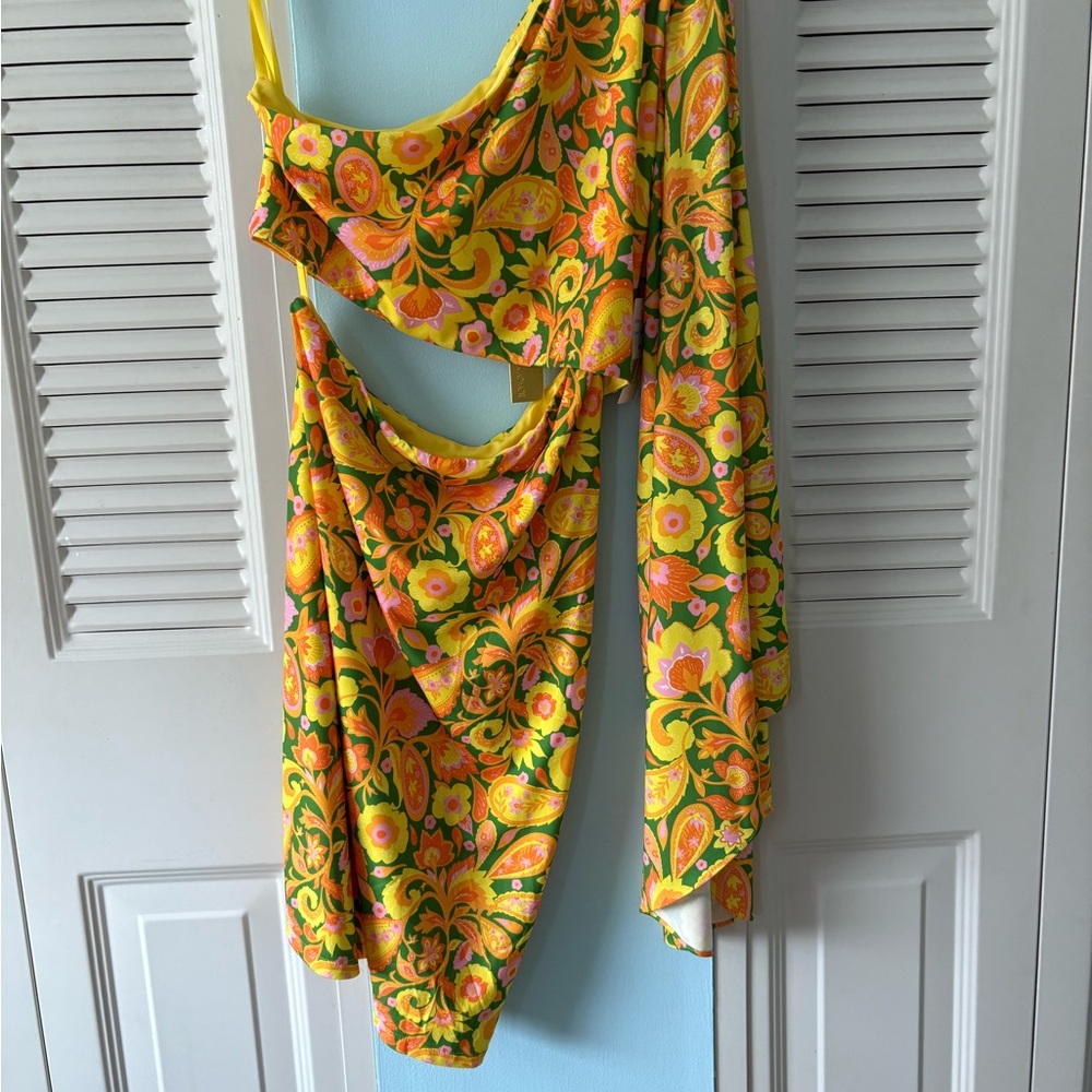 NWT off shoulder cold shoulder flutter sleeve with peek out middle. Pretty. Med